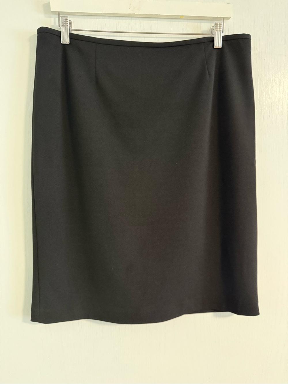 Calvin Klein black crepe pencil skirt lined size 14 
Waist 18”
Length 24”